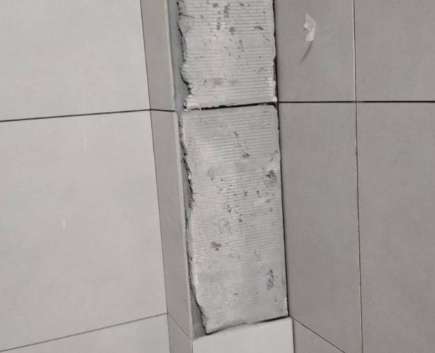 永和瓷砖空鼓维修公司分享下瓷砖施工前基层浇水润湿程度不足，可能导致以下问题