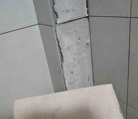 永和瓷砖空鼓维修公司分享下厨房瓷砖脱落的补救措施。
